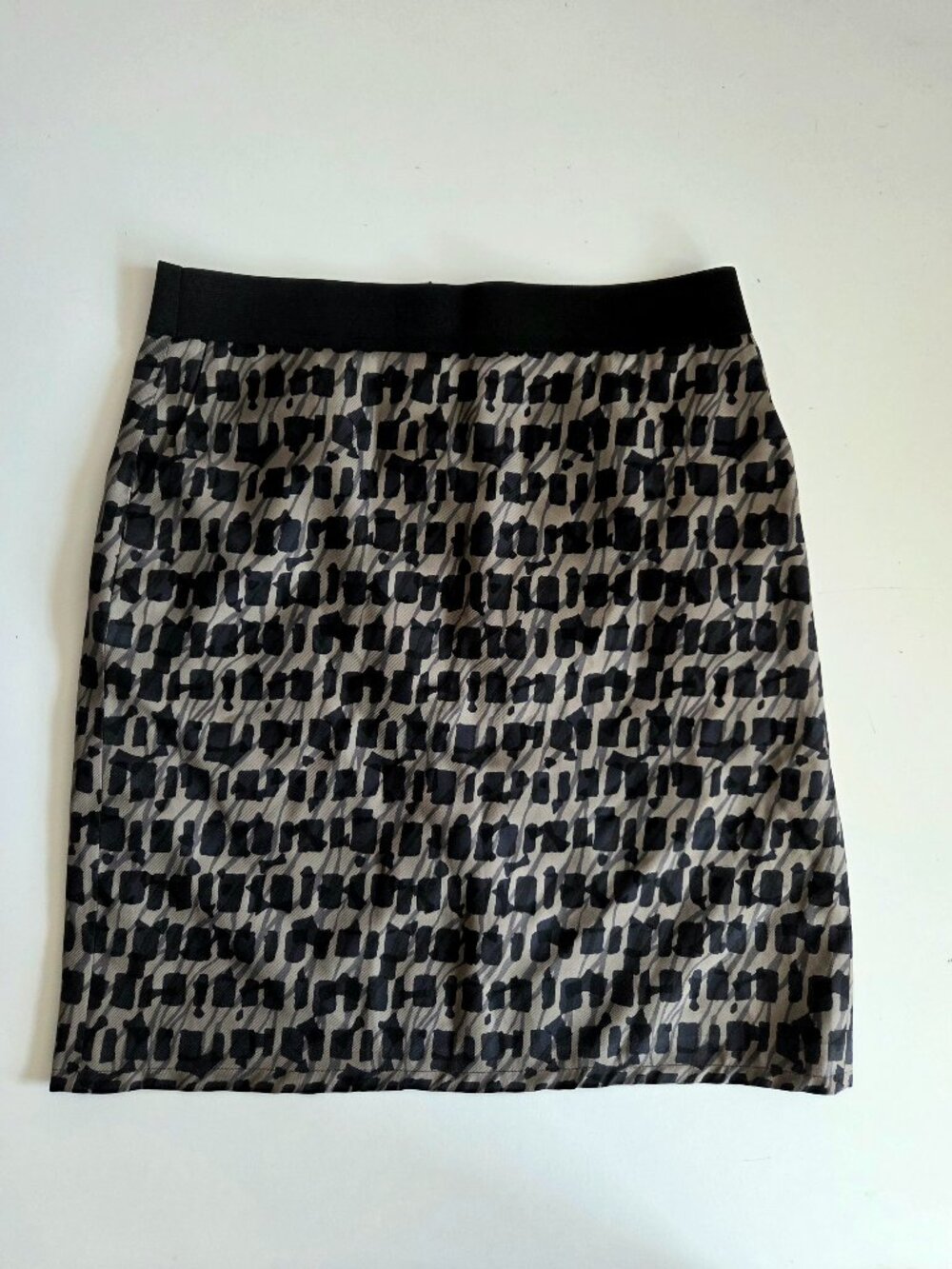 Classiques Entier Pencil Skirt Abstract Black Gray Brushstrokes Black Waistband